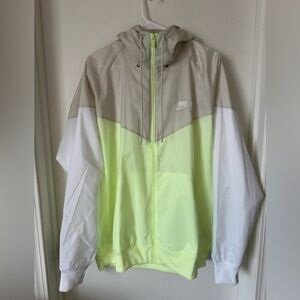 Nike men’s wind runner, new without tags.
